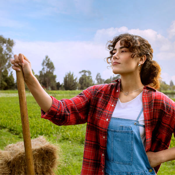 Mujer latina en una granja.