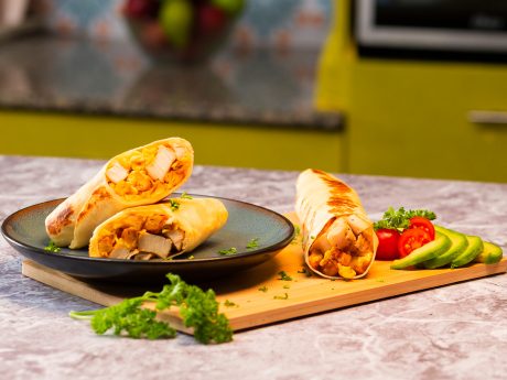Plato con burrito de pollo y huevo