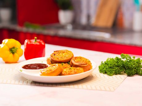 Plato blanco con bocadillos de pollo