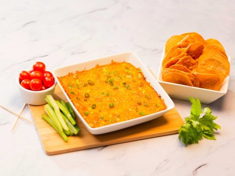 Plato blanco con dip de pollo